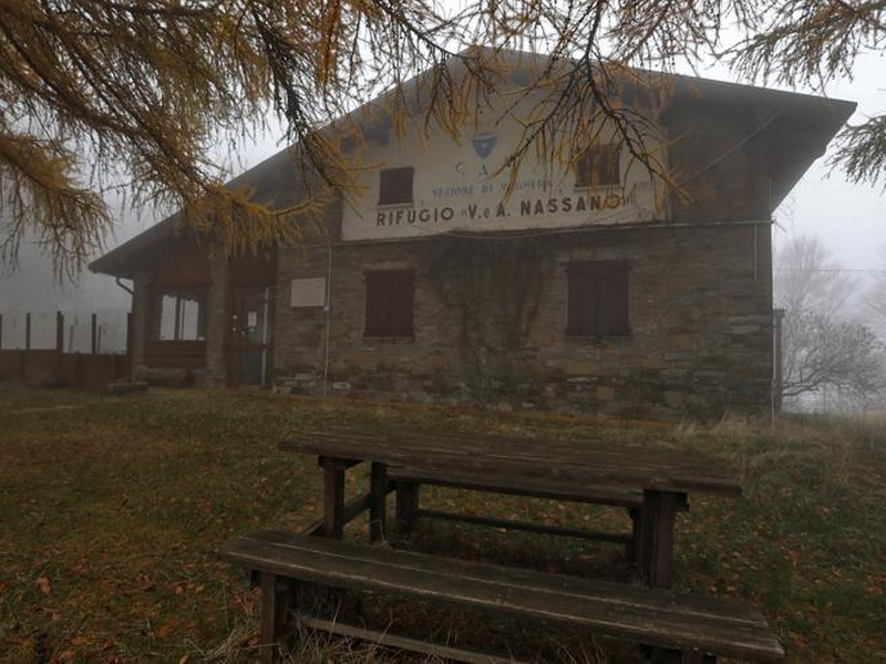 Il rifugio come appare oggi, sbarrato dopo l’addio dei gestori nel 2018 (foto di Marcella Milani)